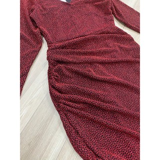 Váy body đỏ nhũ xoắn eo cổ V