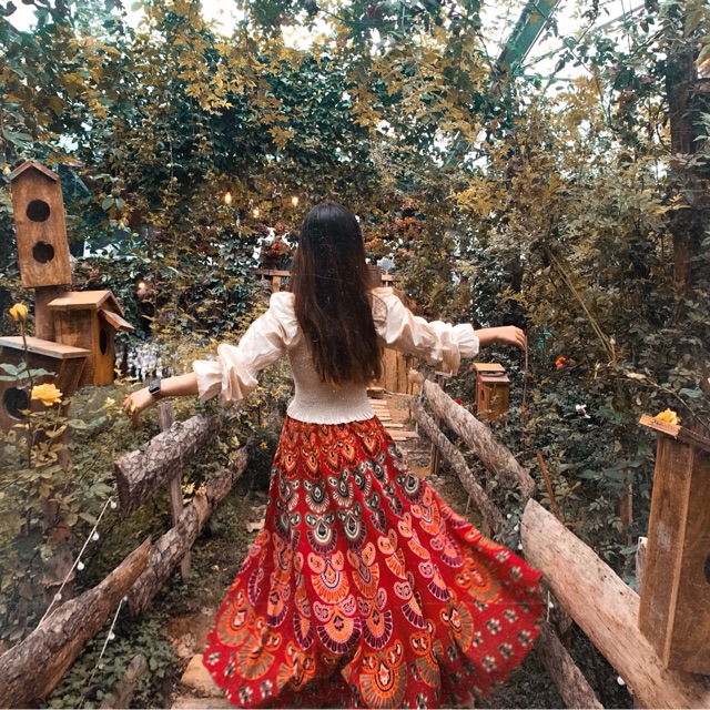 áo dài vàng kiobi và quần xanh marc