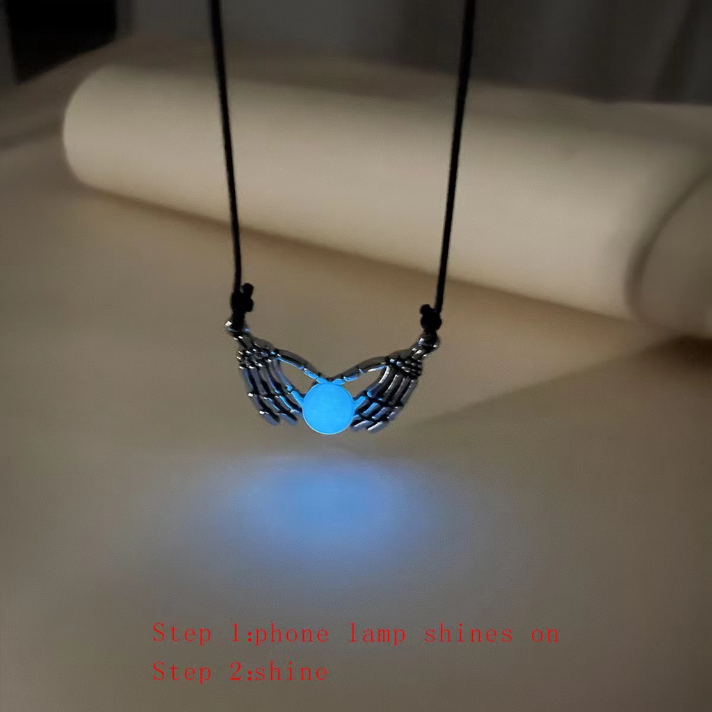 Vòng cổ Mặt Hình Bàn Tay Và Móng Vuốt Đầu Lâu Phát Sáng Phong Cách Retro