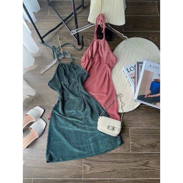 Đầm Gấm Nhung Cổ Yếm Xẻ Đùi