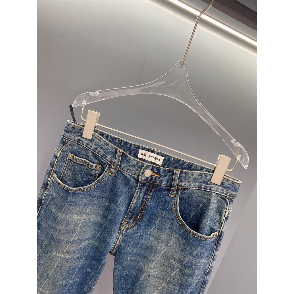 Quần jean xanh nam Balenciaga dáng đứng với thiết kế trẻ trung, chất vải cao cấp