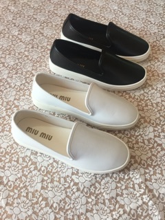 Giày slipon đen và trắng