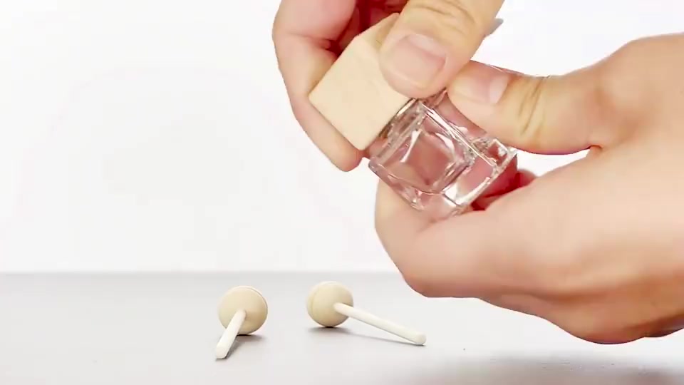 Vỏ lọ cài xe oto tiện dụng hot nhất đựng tinh dầu, nước hoa thơm VL01 | BigBuy360 - bigbuy360.vn