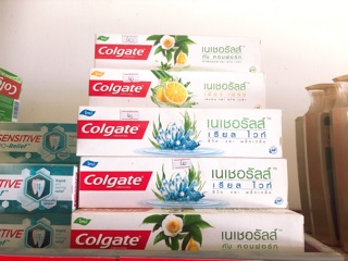 Kem đánh răng Colgate Natural Tea Tree Oil & Aloe