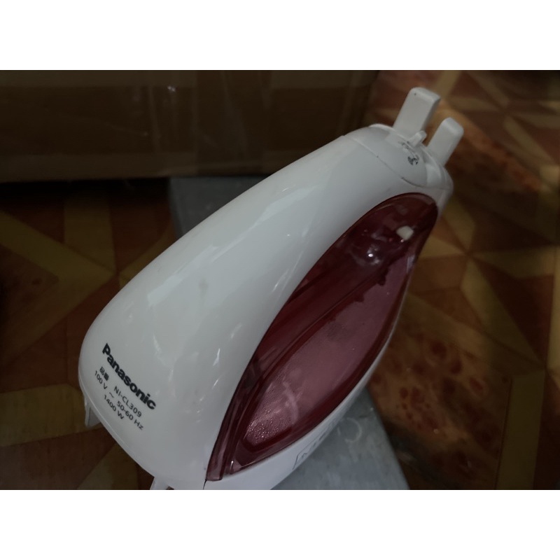 Bàn ủi không dây Nhật, có phun nước, có thể sử dụng điện 220v