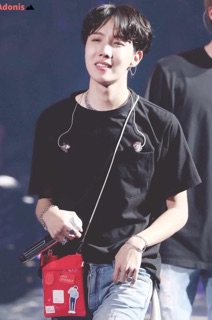Túi đeo chéo đỏ thành viên J-hope