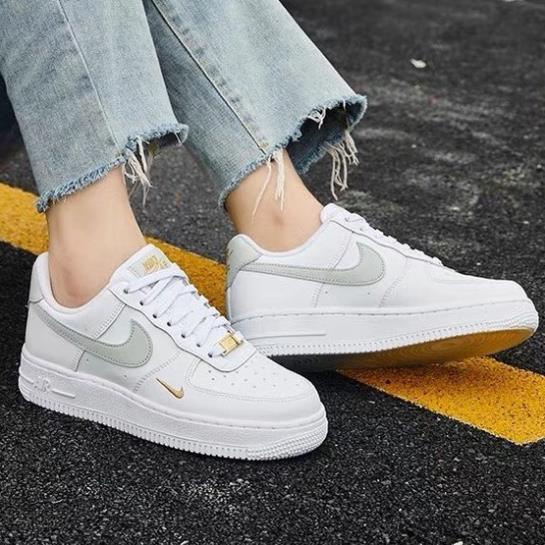 Giày thể thao air force 1 vệt xám logo vàng , Giày AF1 trắng vệt xám nam nữ bản đẹp 2022 full box bill