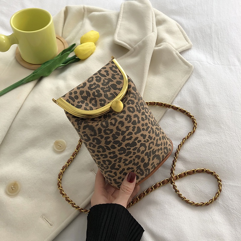 Túi đeo chéo họa tiết da báo thời trang 2021 sành điệu