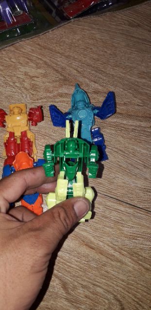 Một mô hình khủng long và xe lắp ráp biến thành robot