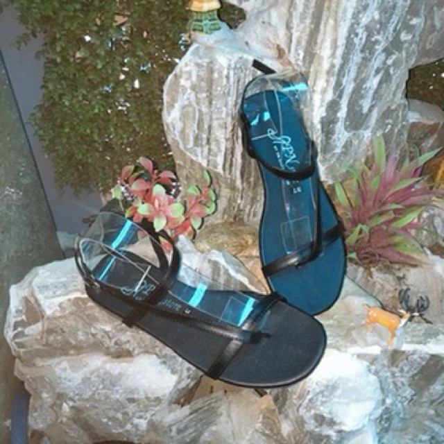 Giày sandal đế bệt dây mảnh chéo