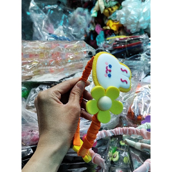 Cài hoa cho bé