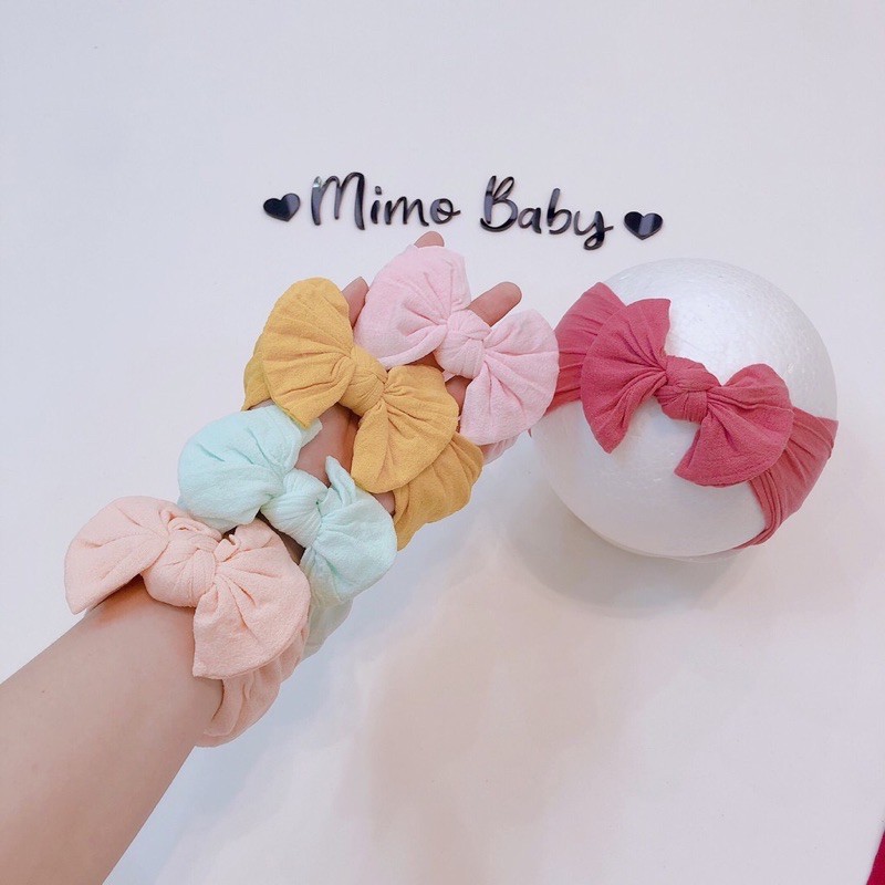 Tuaban nơ cho bé gái