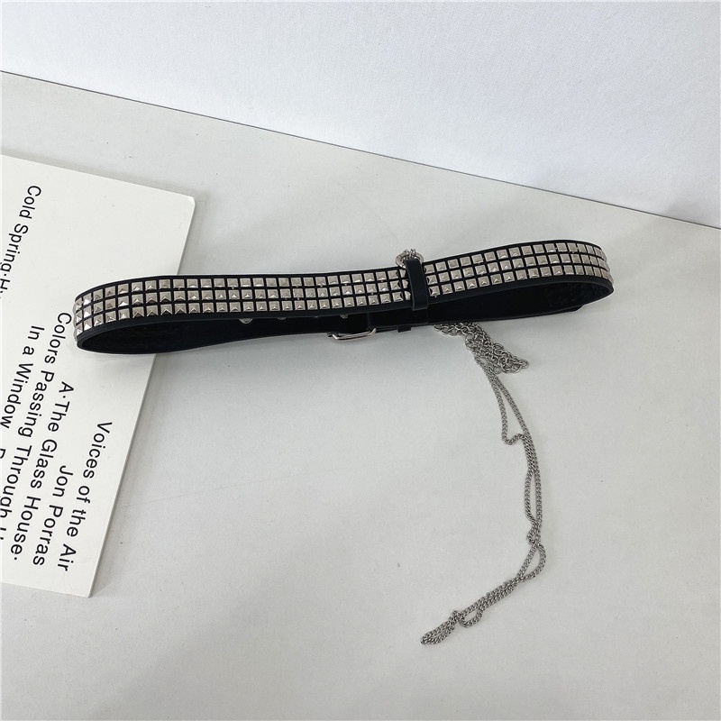 Thắt lưng khóa vuông đính đinh tán phong cách thời trang