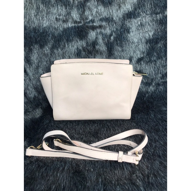 💚(Túi si hiệu tuyển- secondhand) đeo chéo màu hồng nhạt da xước hiệu của MK