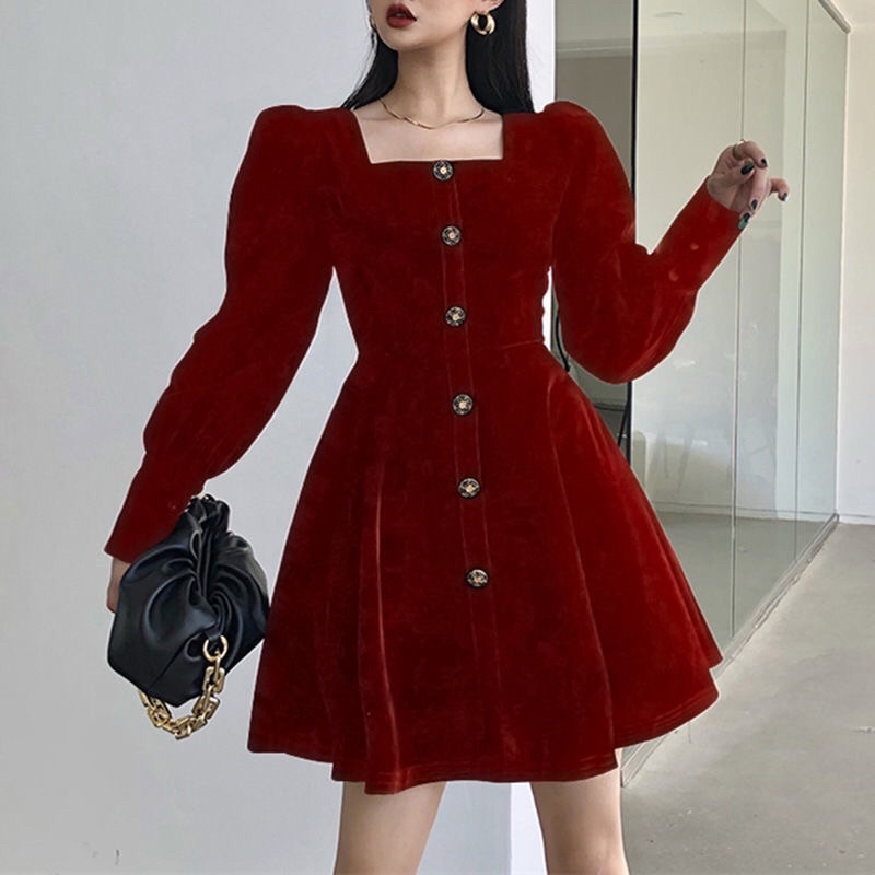 Váy nhung cổ vuông sang trọng