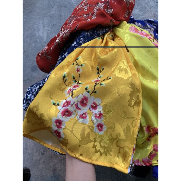 áo lồng gấm cho khuyên