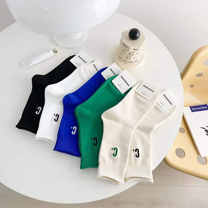 Vớ cotton thời trang giữa bắp chân màu trơn có chữ cho nữ