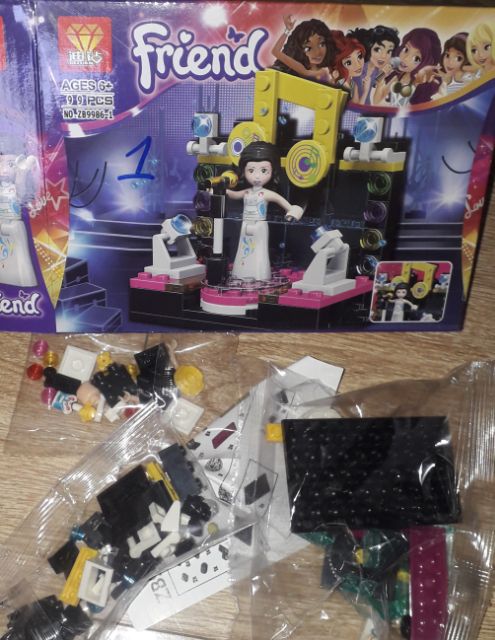 Lắp ráp 1 hộp Lego_Friend 6 Ca Sĩ 9986 có nhiều chi tiết bằng nhựa ABS