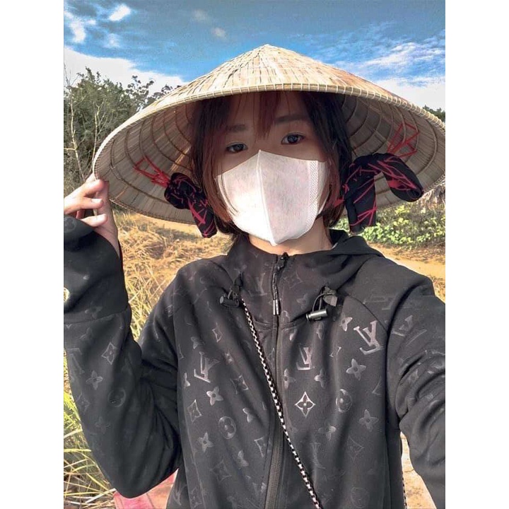 áo chống nắng nam kim cương dập vân LV 4 màu chất thông hơi có mũ trùm chống tia uv (ảnh thật phía sau )