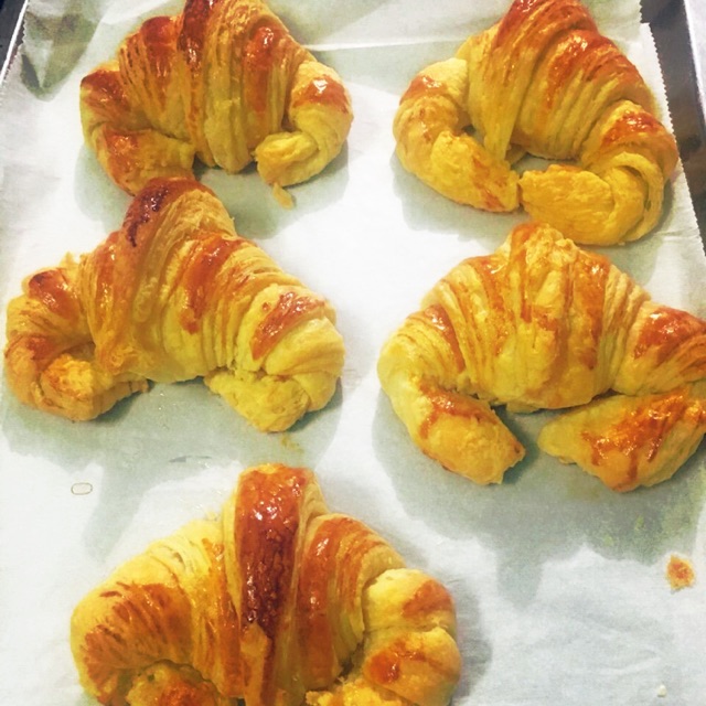 Bột croissant làm sẵn 1 cây 600g có 2 loại cắt sẵn và không cắt để nguyên tấm. Khách đặt loại nào nhớ báo shop nha
