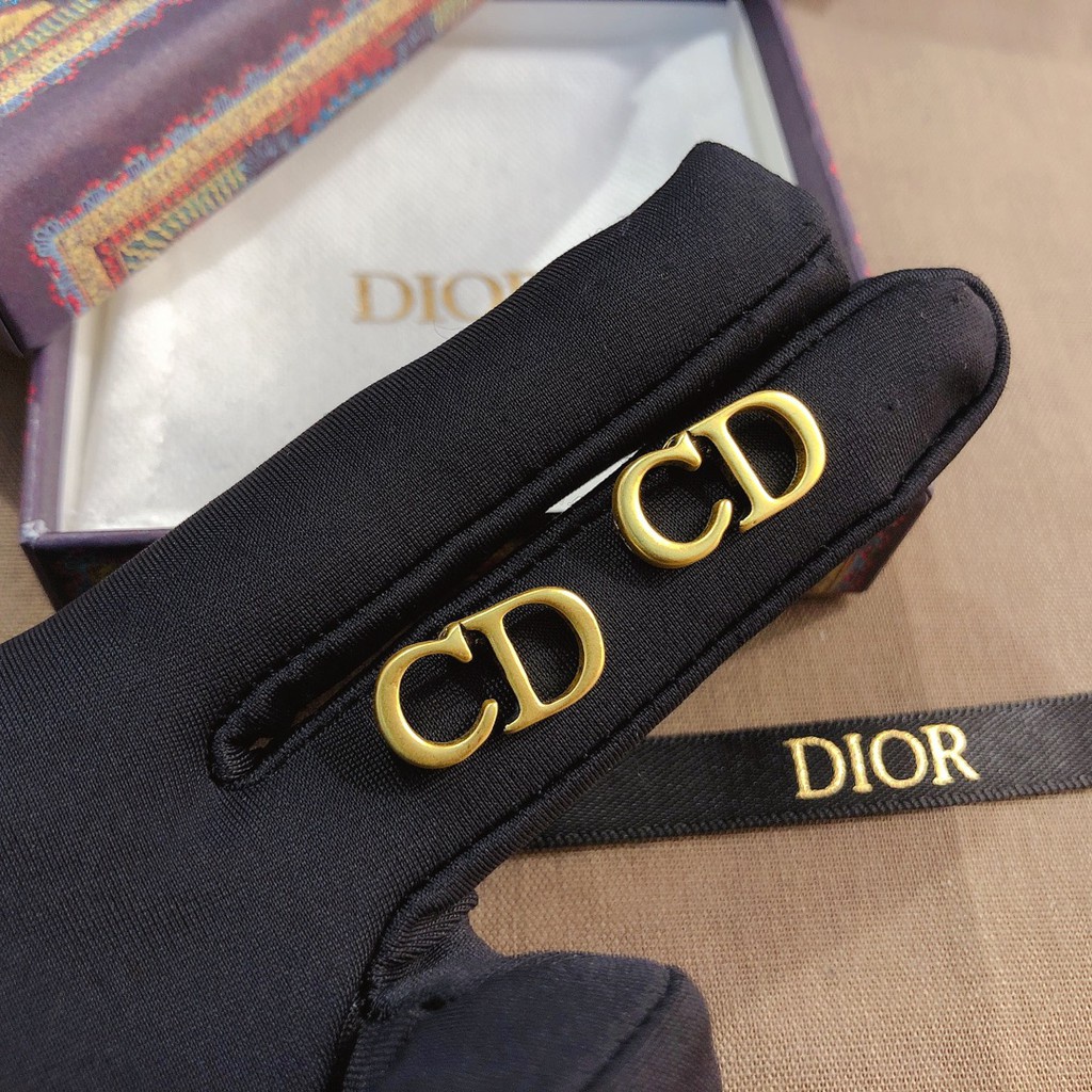 Khuyên tai Dior kiểu dáng độc đáo nữ tính thanh lịch