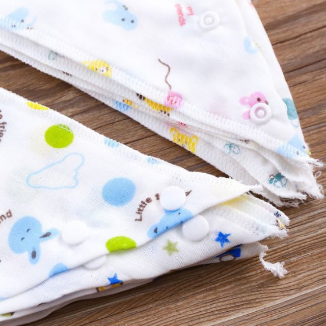 Khăn yếm quàng cổ có cúc bấm cho bé
