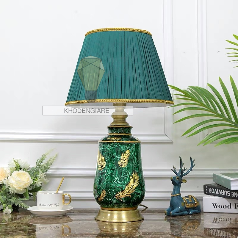 Đèn bàn gốm xanh ngọc bích hoạ tiết lông vũ LUX-2218