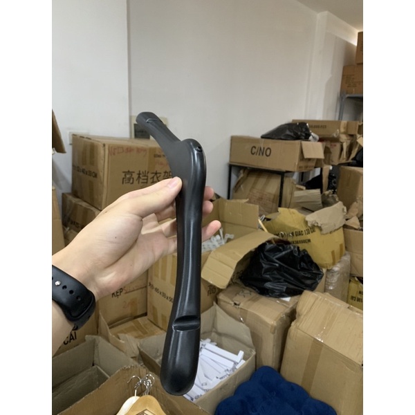 Móc nhựa nữ vai to màu đen vai 38cm, có rãnh treo tiện dụng, đầu móc xoay 360 - mắc áo nhựa gia đình - phụ kiện giá rẻ