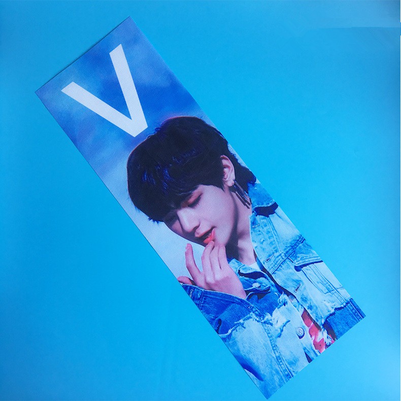 Ảnh bìa in hình tay của thành viên V nhóm BTS