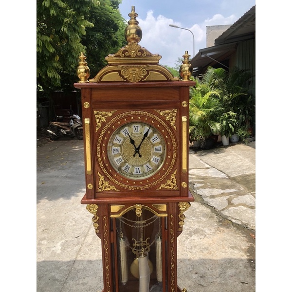 Đồng hồ  gỗ  hương  đá  dát vàng  kích thước  cao 186 cm ngang 56 sâu 26 cm.