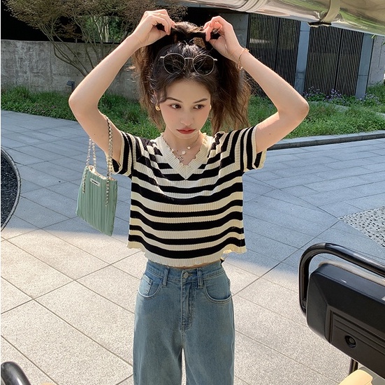 Áo Dệt Kim Tay Ngắn Cổ Chữ V Kẻ Sọc Ngang Trẻ Trung Hợp Thời Trang