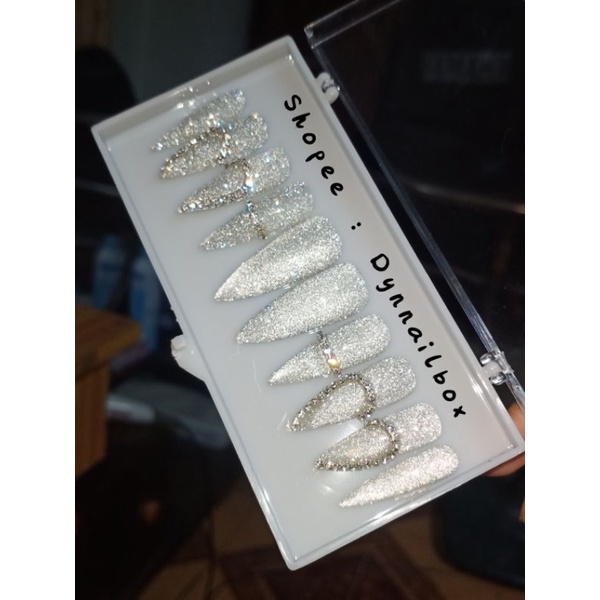 Móng tay giả màu kim tuyến flash trắng viền trái tim