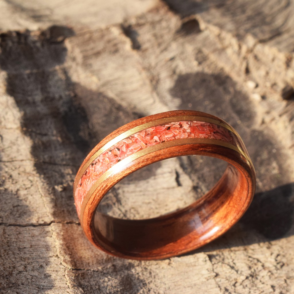 Nhẫn gỗ Cẩm lai uốn cẩn đá Turquise và hợp kim đồng.