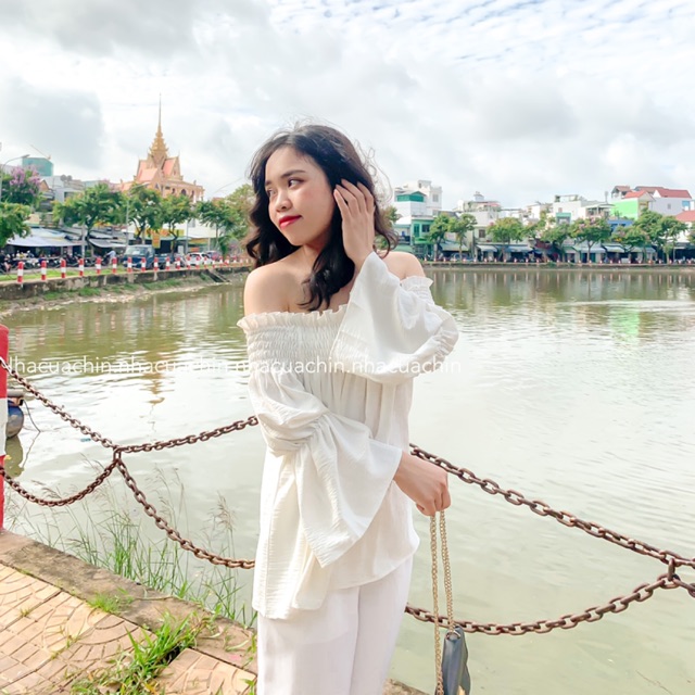 Set áo trễ vai kèm quần trắng