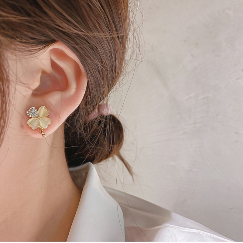 Khuyên tai nữ trang tạo hình cánh hoa độc đáo