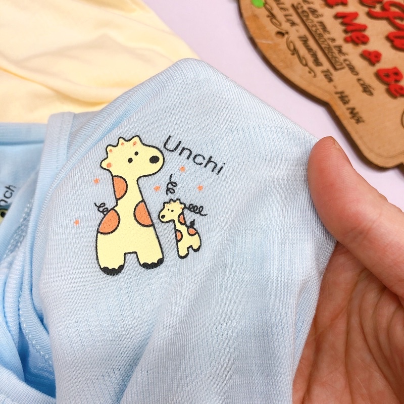 Bộ Quần Áo Cộc Tay UnChi In Hoạ Tiết Hươu Cao Cổ Cho Bé