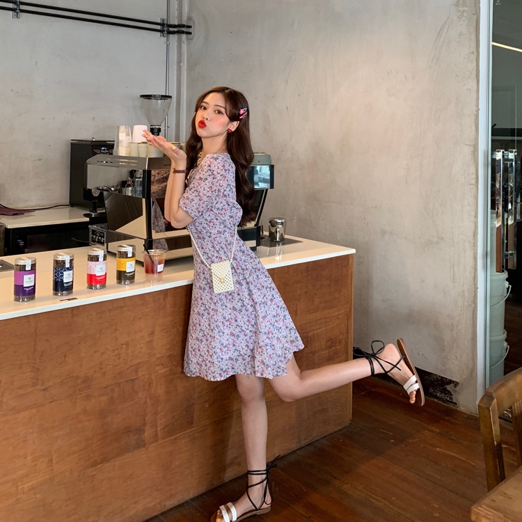 Đầm Tay Ngắn Hoạ Tiết Hoa Thiết Kế Cổ Chữ V Nữ Tính | BigBuy360 - bigbuy360.vn