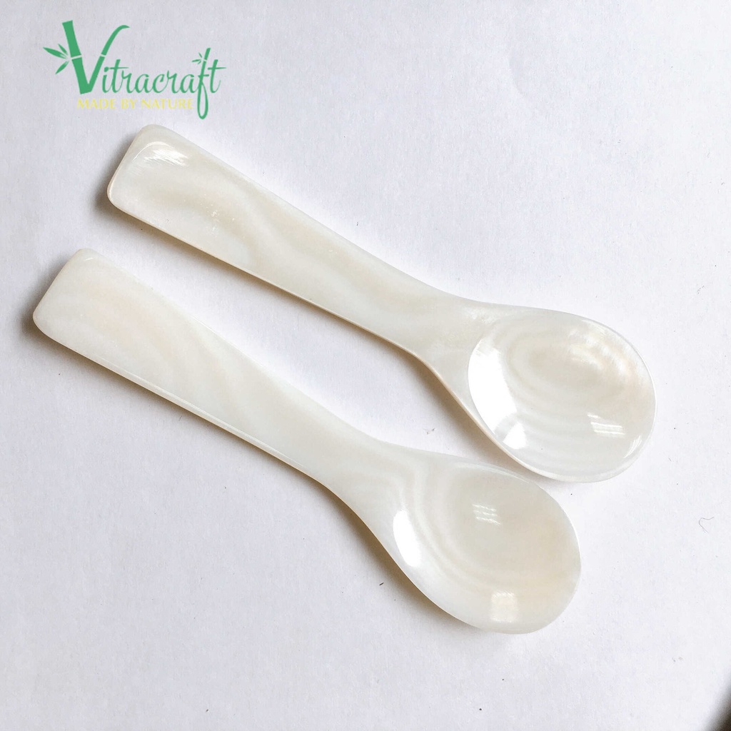 Set 2 và set 4 Thìa làm từ vỏ Ngọc Trai Trắng. Sản phẩm được làm thủ công với những người thợ tay nghề cao.
