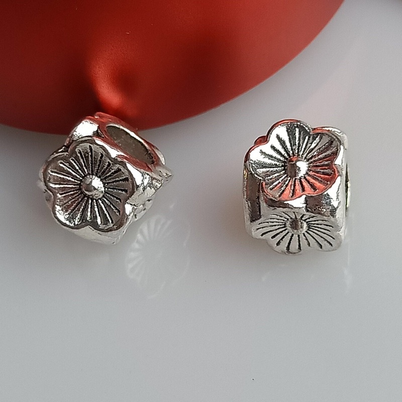 Charm hoa vuông 8mm - MH680