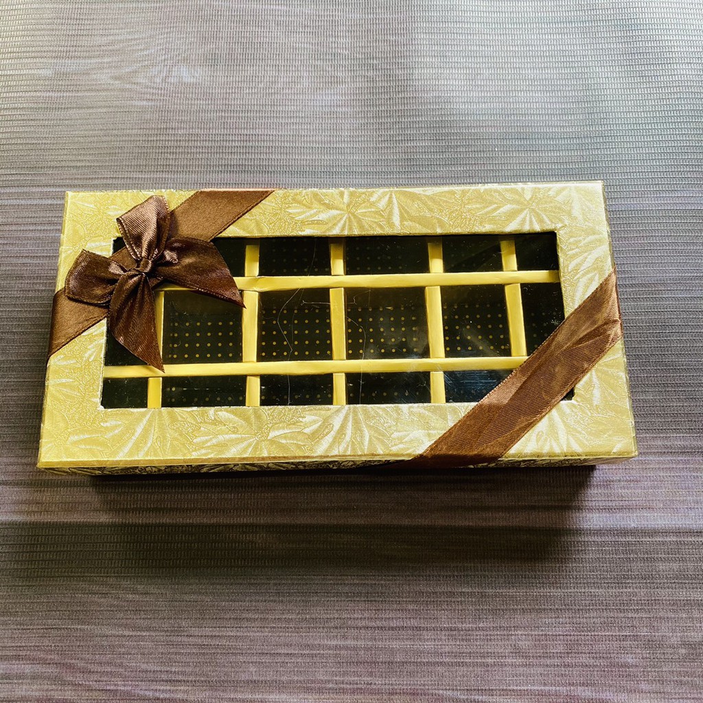 Hộp đựng socola mạ vàng sang trọng , hộp chữ nhật đựng socola 18 viên