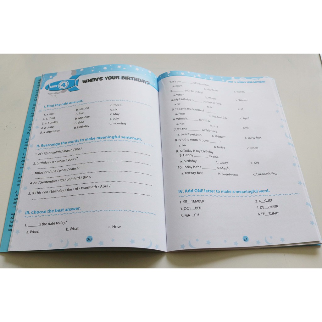 Sách - Bài Tập Bổ Trợ Luyện Viết Tiếng Anh - English Workbook Lớp 4 Tập 1