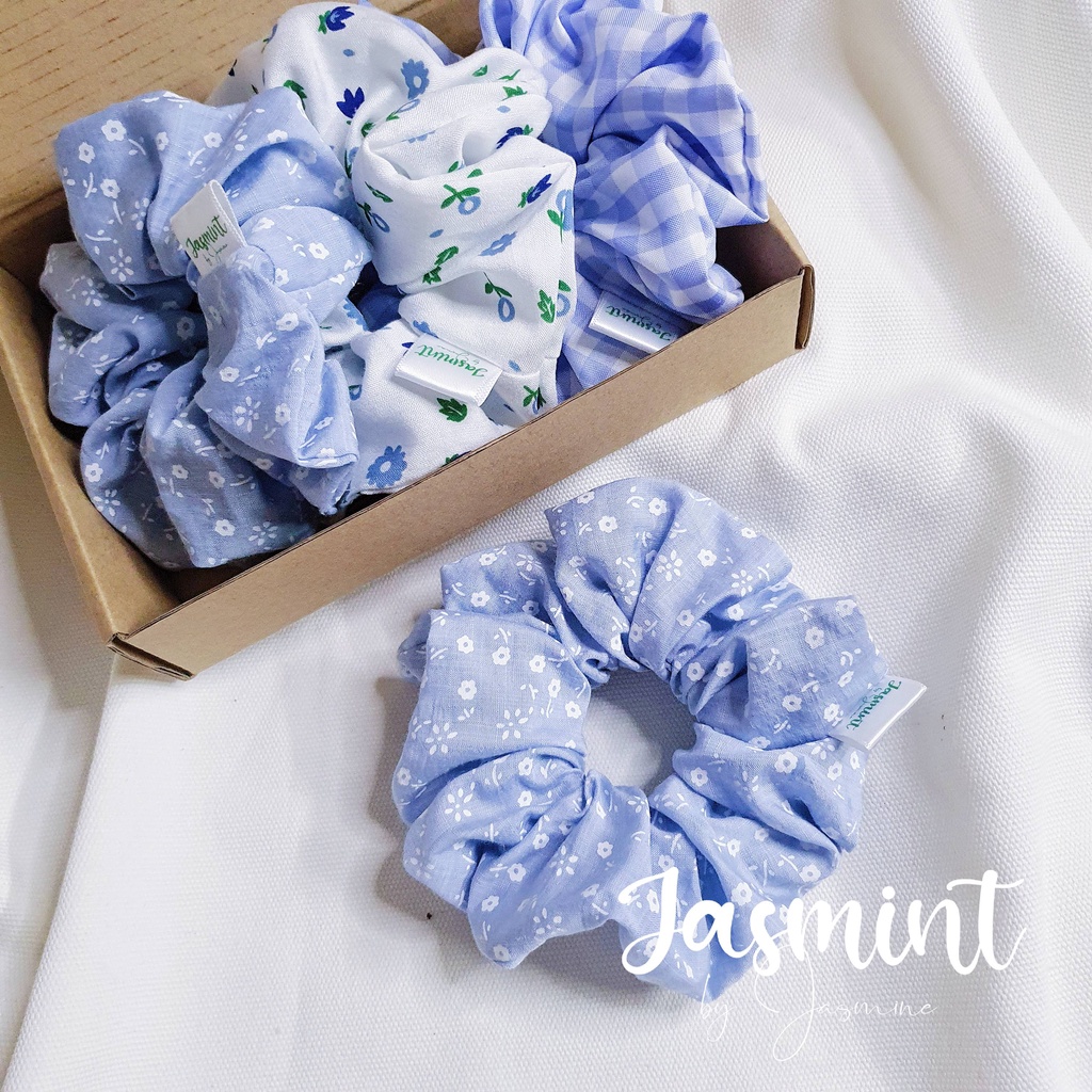 Đồ cột tóc, dây buộc tóc kate mềm hoa nhí xanh trời, kẻ caro pastel, họa tiết hoa xanh dương từ Jasmint