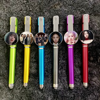 (chọn mẫu) Bút cảm ứng gắn huy hiệu IN HÌNH Blackpink Jisoo Jennie Rose Lisa có giá đỡ điện thoại