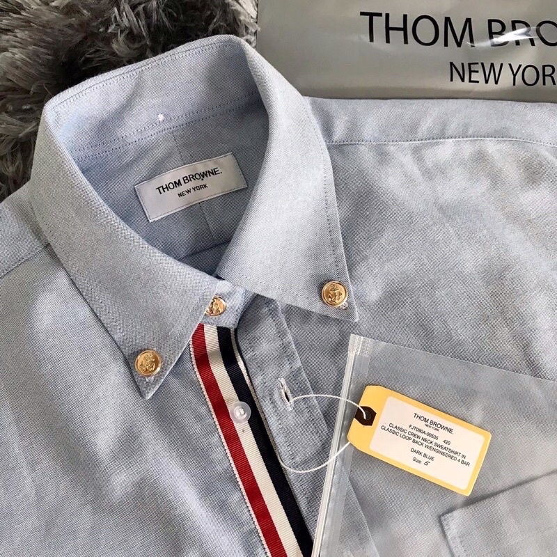 Sơ mi Thom Brow xanh cúc vàng