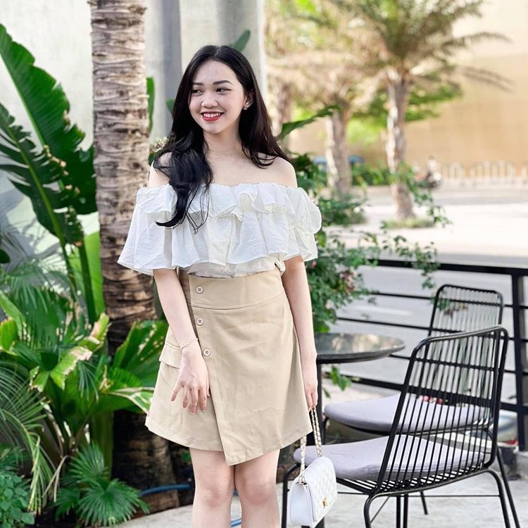 Set Áo Croptop Hở Vai Kèm Chân Váy Đính Nút