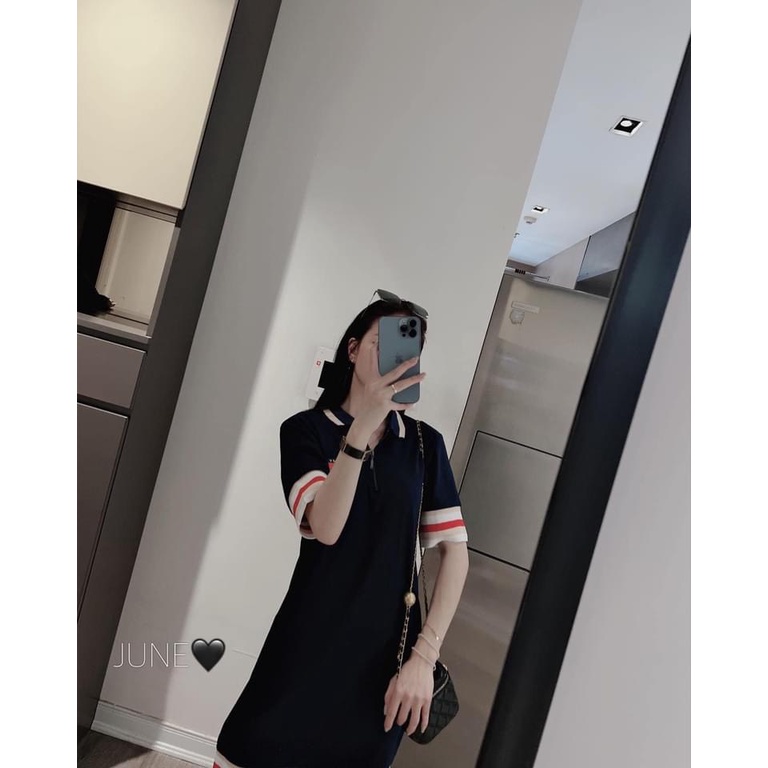 VÁY POLO CỔ KHÓA KẺ ĐỎ CHO NỮ