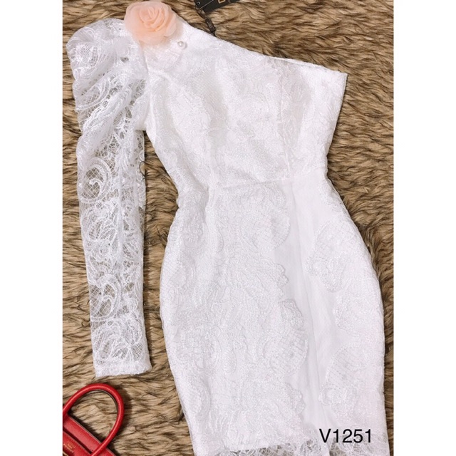 Váy ren trắng body lệch vai thiết kế DVC
