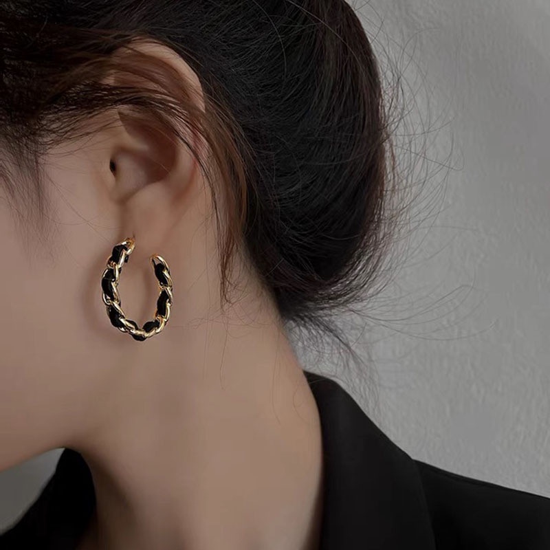 Vòng Cổ Da Màu Đen Phối Mặt Kim Loại Hình Hoa Trà Thời Trang