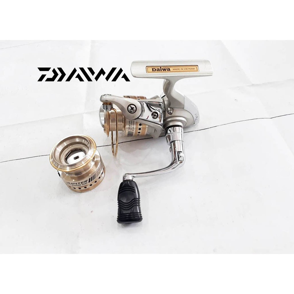 Máy câu 2000 Jupiter Daiwa -ĐỒ CÂU CÁ ĐỨC NGUYÊN Shop đồ câu cá uy tín