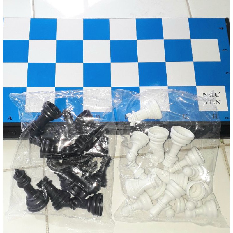 Một bộ trò chơi Cờ Vua có bàn chơi bằng nhựa kích thước 30x30cm